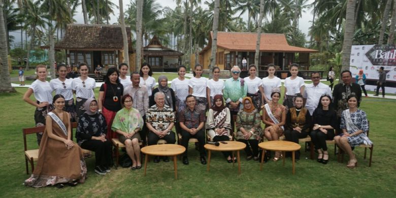 Kabupaten Banyuwangi, Jawa Timur menggelar Banyuwangi Batik Festival (BBF) 2017 dengan mengambil tema motif batik Kopi Pecah, Sabtu (29/7/2017).