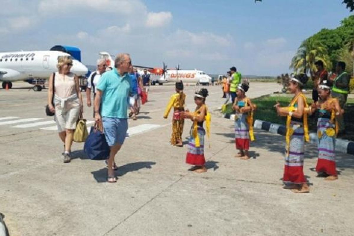 Sejumlah wisatawan asal Darwin, Australia yang menggunakan pesawat carteran, disambut dengan tarian adat di Bandara El Tari Kupang, Nusa Tenggara Timur, Minggu (2/10/2016).  