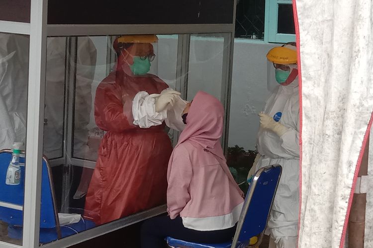 Seorang tenaga medis tim Gugus Tugas Covid 19 Kotawaringin Barat mengambil sampel swab warga yang sebelumnya reaktif rapid tes, Selasa (7/7/2020). 