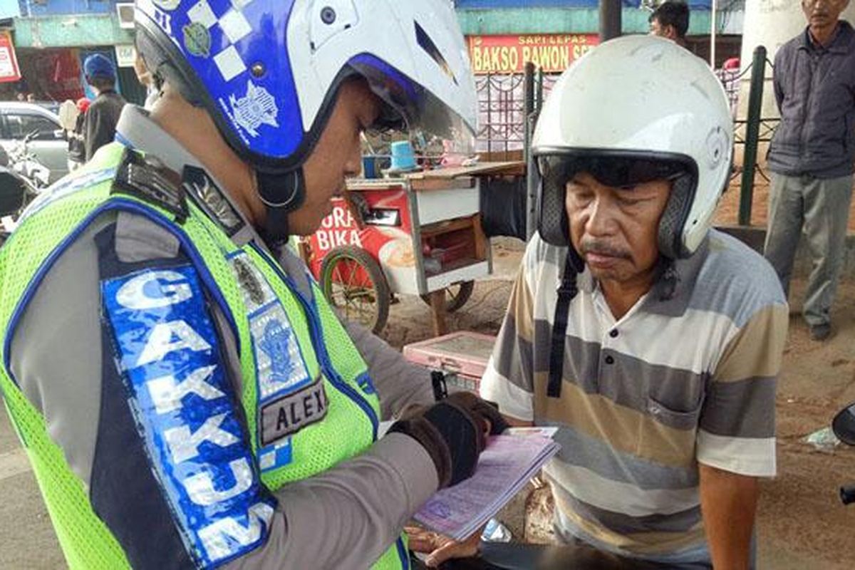 Penertiban pelanggar lalu lintas dengan menggunakan E-tilang dilakukan Polda Metro Jaya
