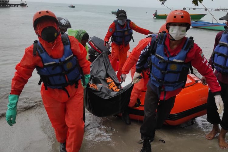 Tim SAR gabungan mengevakuasi jasad seorang nelayan di Kotabaru, Kalsel yang ditemukan meninggal setelah dinyatakan hilang selama dua hari. 