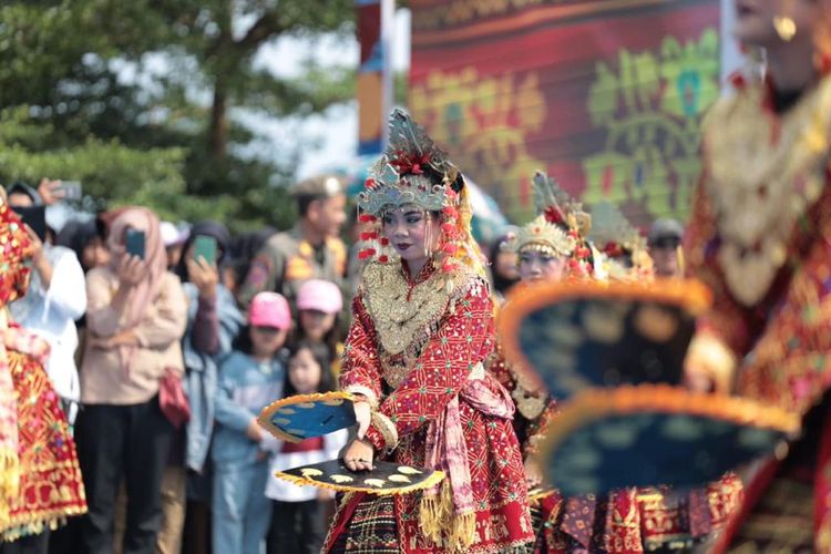Gelaran festival budaya dalam Festival Danau Ranau ke XXIII Tahun 2023 di Desa Banding Agung Ogan Komering Ulu (OKU) Selatan, Rabu (21/6/2023).
