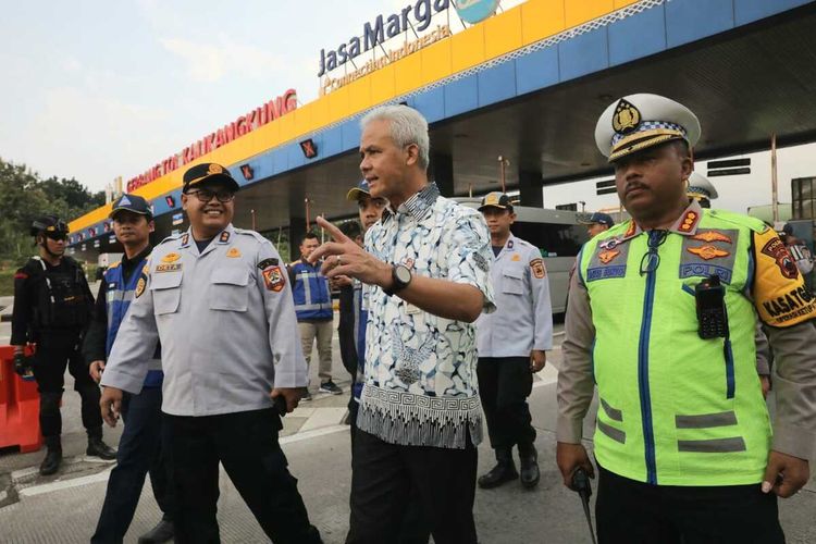 Gubernur Jawa Tengah Ganjar Pranowo memantau arus mudik di Tol Kalikangkung, Kamis (27/4/2023).