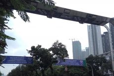 Gerbang ERP di Jalan Jenderal Sudirman Sebagian Tertutup Pepohonan