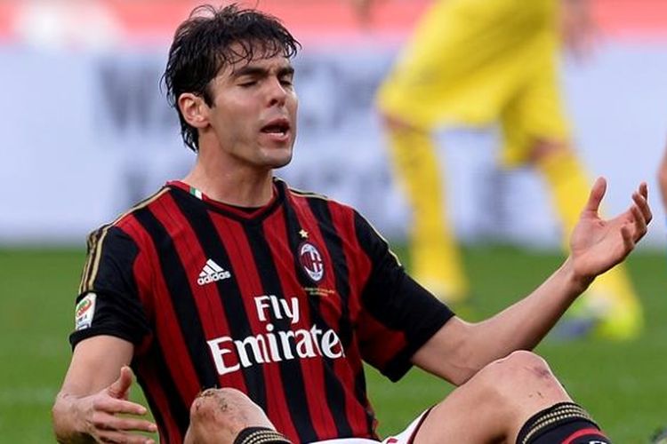 Pemain AC Milan, Ricardo Kaka, dalam pertandingan lanjutan Serie-A Liga Italia melawan Chievo yang berlangsung di Stadion Marc Antonio Benteqodi, Verona, Minggu (10/11/2013). Milan harus puas bermain imbang 0-0 yang makin memperpanjang fase buruk tak pernah menang dalam enam pertandingan terakhir.