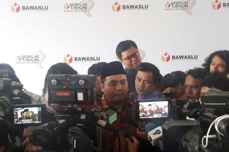 Anggota Bawaslu Mochammad Afifuddin di Kantor Bawaslu, Jakarta Pusat.