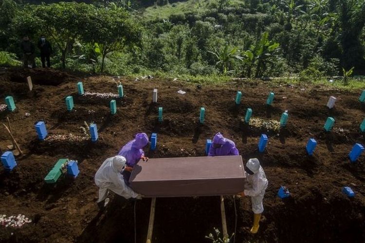 Petugas memakamkan jenazah di pemakaman khusus COVID-19 di Cipageran, Cimahi, Jawa Barat, Rabu (30/6/2021).