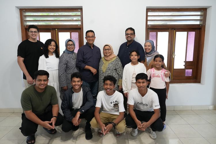 Keluarga besar Anies Baswedan saat berkunjung ke rumah kakeknya, Abdurrahman Basedan atau AR Baswedan di Yogyakarta, Senin (1/1/2024).