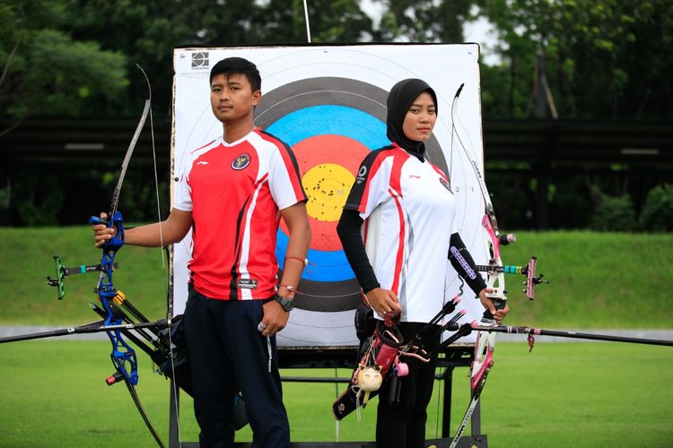 Atlet panahan Indonesia Riau Ega Agatha dan Diananda Choirunisa berpose sebelum tampil di Olimpiade Tokyo 2020.