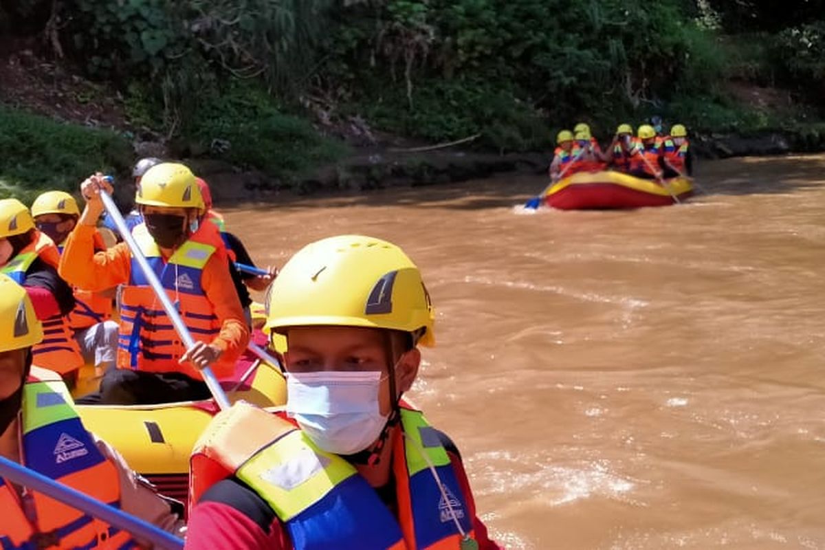 Petugas pemadam kebakaran Kota Depok bersama anggota komunitas serta relawan melakukan susur Sungai Ciliwung pada Jumat (23/10/2020) guna memetakan titik rawan longsor, sampah, hingga simulasi penyelamatan dengan protokol kesehatan Covid-19.