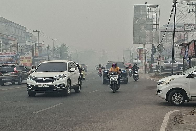 Kabut Asap di Palangka Raya Beraroma Gambut Terbakar, Warga: Pakai Masker Tetap Terasa