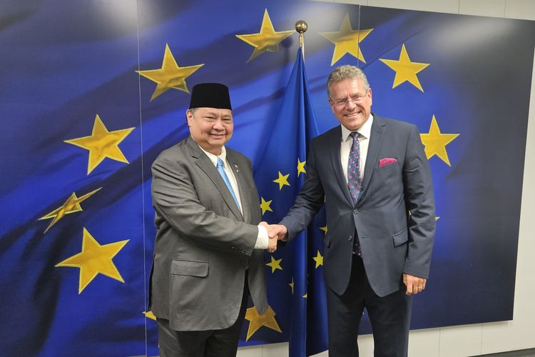 Menteri Koordinator Bidang Perekonomian Airlangga Hartarto melakukan pertemuan bilateral dengan European Union Commissioner for Trade and Economic Security Maro? ?ef?ovi? di  Berlaymont Building, Brussels, Belgia, Jumat (6/6/2025),