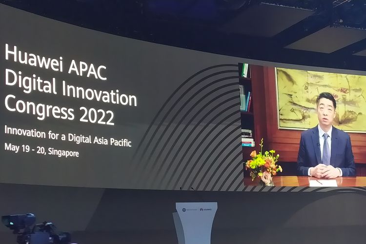 Rotating Chairman dari Huawei Ken Hu menyampaikan pidato dalam pembukaan acara Huawei APAC Digital Innovation Congress 2022, Kamis (19/5/2022) di Singapura. Acara bertajuk Innovation for a Digital Asia Pacific tersebut berlangsung hingga Jumat (20/5/2022). 