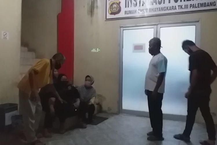 Keluarga Vanny saat menunggu di depan ruang jenazah Rumah Sakit (RS) Bhayangkara Palembang, Selasa (7/7/2020).