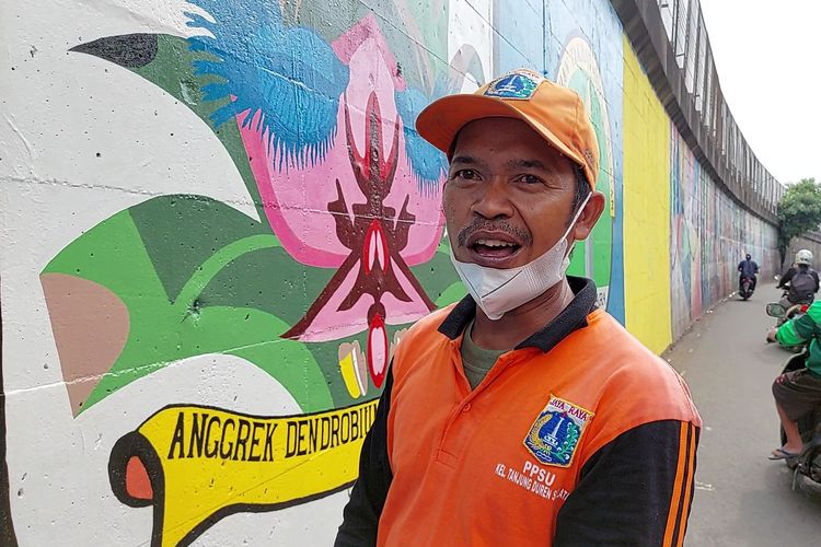 Jaelani (40) anggota Penanganan Prasarana dan Sarana Umum (PPSU) Kelurahan Tanjung Duren, Grogol Petamburan, Jakarta Barat, yang jago melukis.
