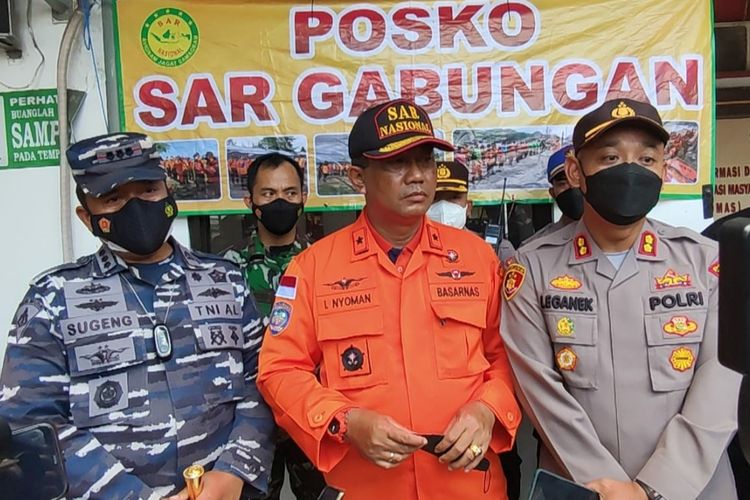 Kepala Kantor Pencarian dan Pertolongan (Basarnas) Cilacap, Jawa Tengah, I Nyoman Sidakarya (tengah).