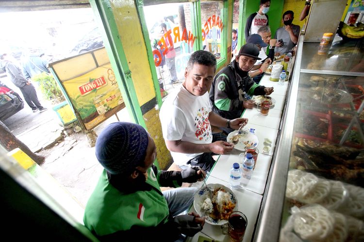 Suasana di warteg Cikutra Bandung. Warteg ini memberikan makanan berupa sarapan gratis setiap harinya. 