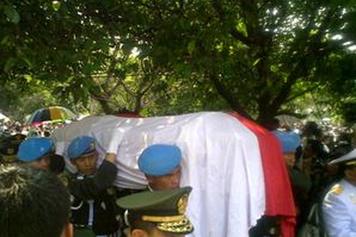 Jenazah Hasri Ainun Habibie tiba di TMP Kalibata, Selasa (25/5/2010).