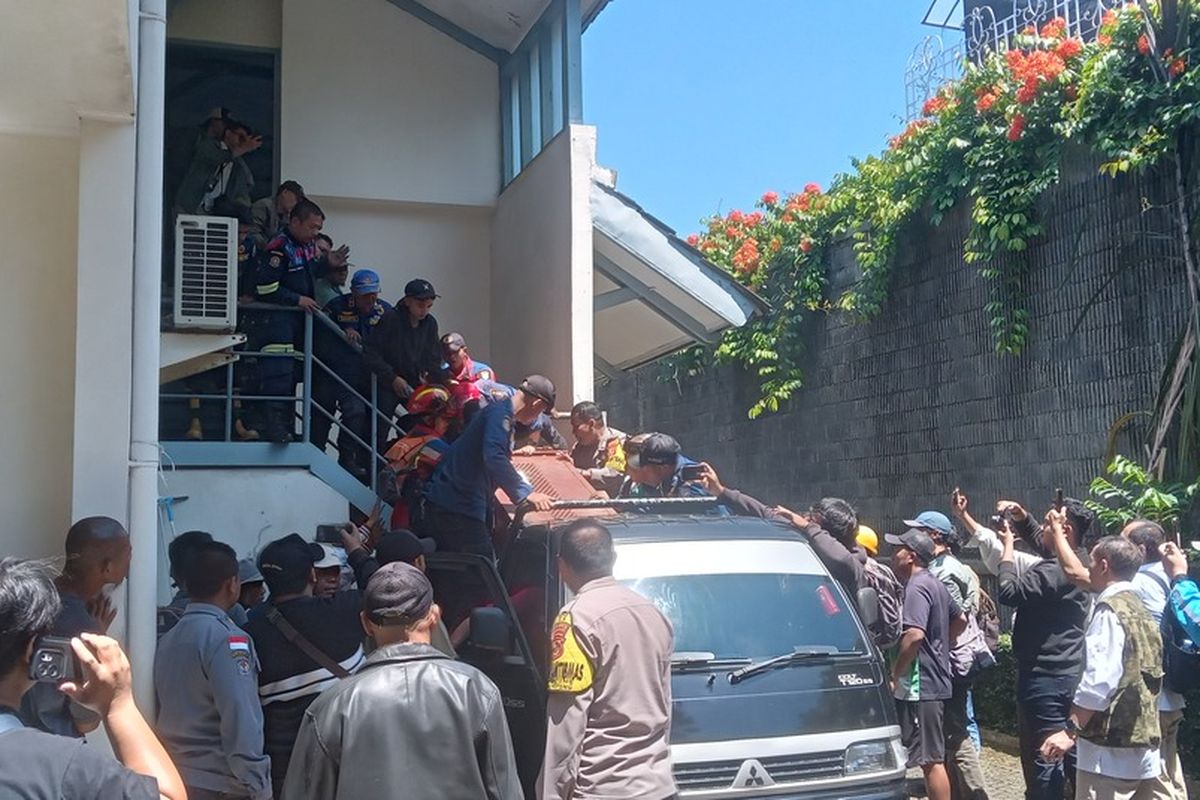 petugas tengah mengevakuasi macan yang masuk kedalam hotel di Bandung, Senin (6/10/2025).