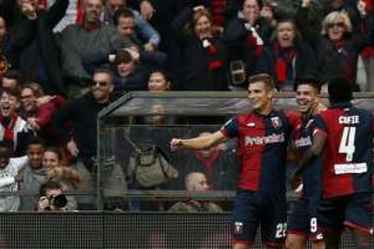 Penyerang Genoa, Giovanni Simeone (tengah), merayakan gol yang dia cetak ke gawang Juventus dalam pertandingan Serie A di Stadion Luigi Ferraris, Genoa, Italia, 27 November 2016.