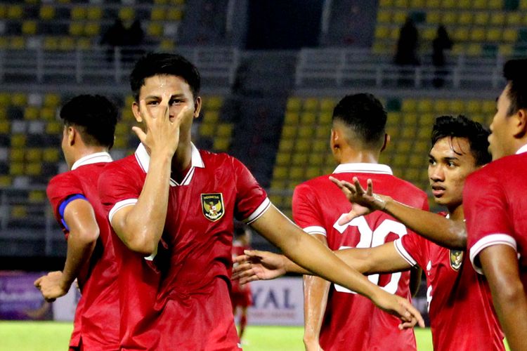 Pemain Timnas Indonesia Hokky Caraka selebrasi seusai menjebol gawang Timor Leste saat pertandingan Kualifikasi Piala Asia U20 2023 yang berakhir dengan skor 4-0 di Stadion Gelora Bung Tomo, Surabaya, Rabu (14/9/2022) malam.