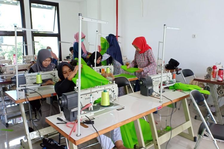 Pemkot Semarang melalui Balai Latihan Kerja (BLK) produksi sendiri alat pelindung diri (APD) untuk tenaga medis yang menangani Covid-19.