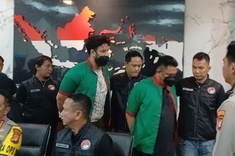 Pesinetron Ammar Zoni (baju hijau, kiri) dihadirkan dalam konferensi pers di Polres Metro Jakarta Barat, Jumat (15/12/2023).