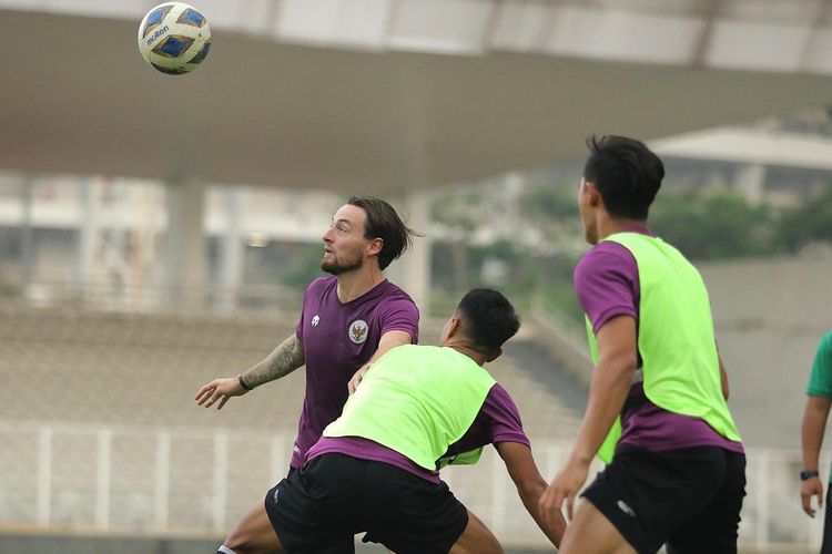 Pemain naturalisasi Marc Klok saat menjalani pemusatan latihan (TC) timnas U23 Indonesia di Stadion Madya, Senayan, Selasa (12/4/2022).