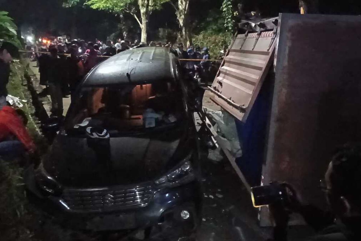 Kecelakaan maut melibatkan satu unit truk boks yang diduga hilang menghantam minibus serta sepeda motor di Jalan Kolonel Masturi, Desa Jambudipa, Kecamatan Cisarua, Kabupaten Bandung Barat (KBB), Jawa Barat terjadi pada Selasa (22/7/2025) malam.