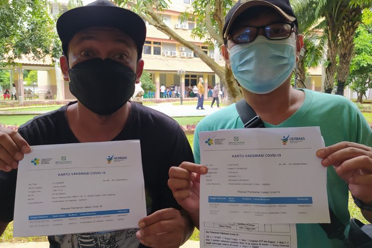 Dua orang penerima vaksinasi Covid-19 dosis kedua di Pusat Pemerintahan Kota Tangerang, Banten, pada Jumat (12/3/2021). 