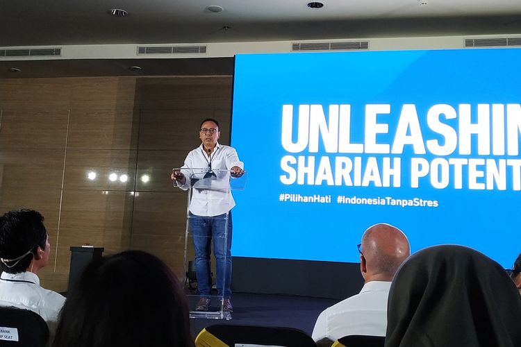 Direklut Utama PermataBank, Ridha DM Wirakusumah dan sejumlah pempinan PermataBank berfoto bersama dalam peluncuran PermataMobile X The First Shariah Mobile Banking Super App di Jakarta, Selasa (10/9/2019).