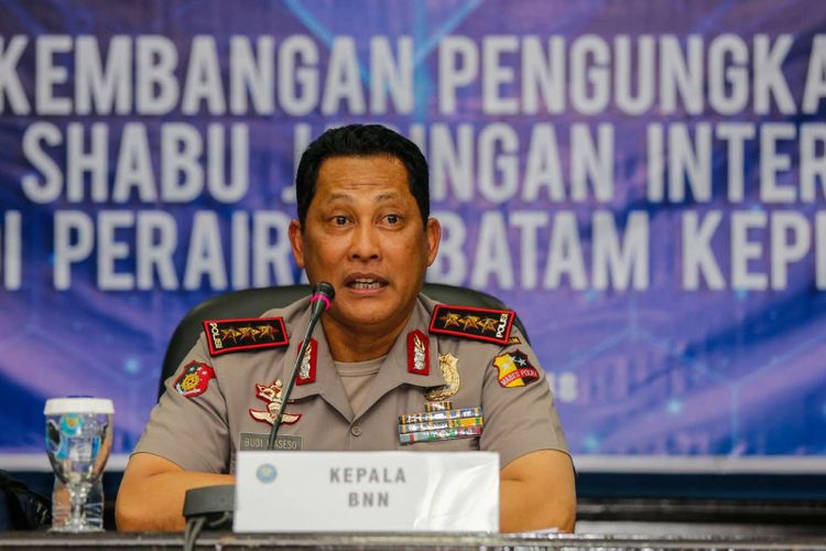 Kepala Badan Narkotika Nasional (BNN) Komjen Pol Budi Waseso memberikan keterangan pers saat pengungkapan narkotika jaringan internasional dari Taiwan di gedung BNN, Jakarta Timur, Selasa (20/2/2018). BNN melakukan operasi gabungan bersama Polri, Bea Cukai, dan TNI AL berhasil mengamankan empat tersangka dan mengamankan shabu seberat 1 ton dan 37 kilogram dan ditaksir bernilai melebihi 2 triliyun rupiah.