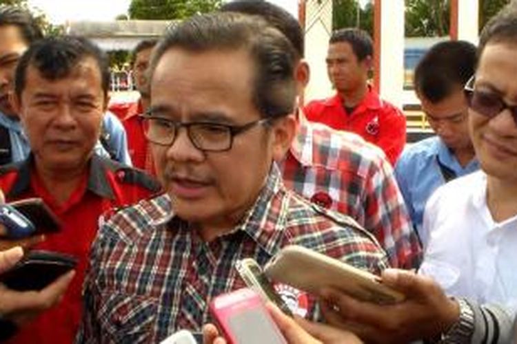 Gubernur Kalimantan Tengah, Teras Narang saat memberikan keterangan kepada media