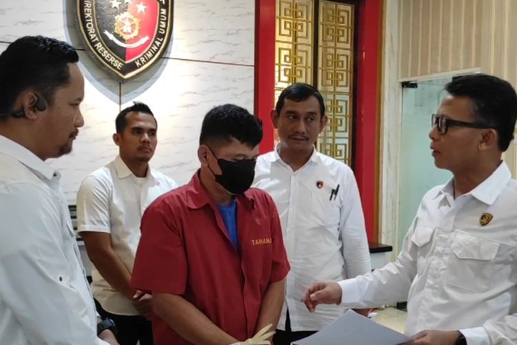  Direktur Reserse Kriminal Umum Polda Sumut, Kombes Pol Sumaryono (paling kanan) saat menanyai Ali (47), pria asal di Kota Medan yang merampok uang kakaknya Rp 230 juta, Senin (24/3/2025) 
