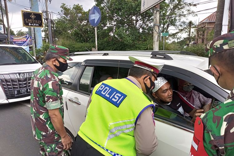 Petugas gabungan melakukan pemeriksaan di pos pengamanan Simpang Gadog, Puncak Bogor, Jawa Barat.