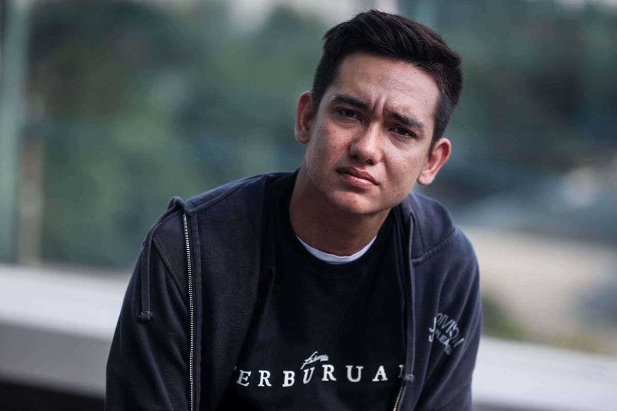 Pemeran film Adipati Dolken berpose sebelum wawancara di Redaksi Kompas.com, Palmerah, Jakarta Pusat, Selasa (6/8/2019). Film Perburuan yang kisahnya diangkat dari Novel Perburuan tulisan Pramoedya Ananta Toer akan ditayangkan di bioskop Indonesia mulai 15 Agustus 2019.