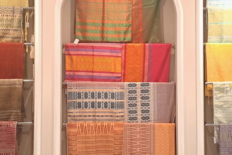 Kain Songket yang dijual di Galeri Fine Partonun, terbuat dari bahan sutra original