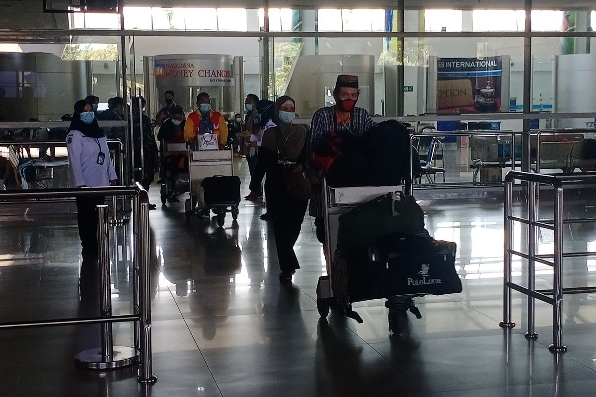 Sejumlah pekerja migran atau TKI tiba di Bandara Internasional Juanda pada Selasa (18/5/2021). Setibanya di Bandara, mereka langsung dibawa ke RS Asrama Haji untuk menjalani karantina.