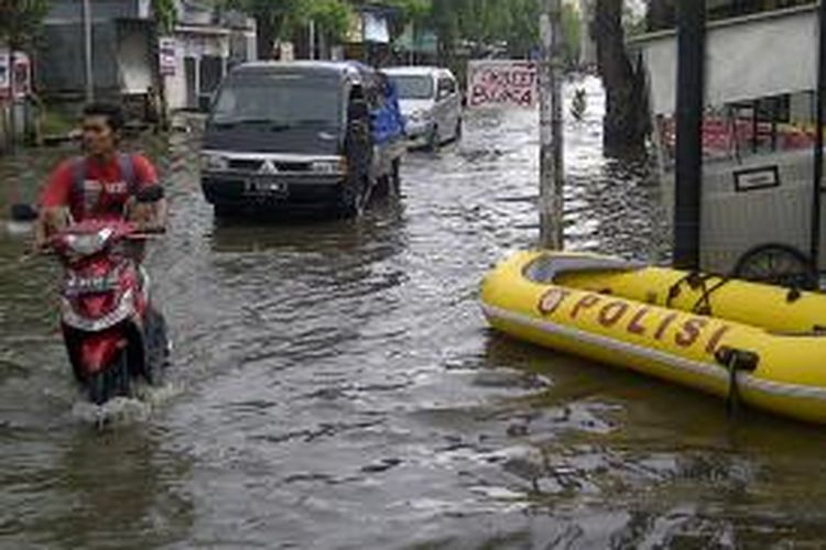 Banjir masih menggenang di jalan utama Kecamatan Cerme, Gresik.