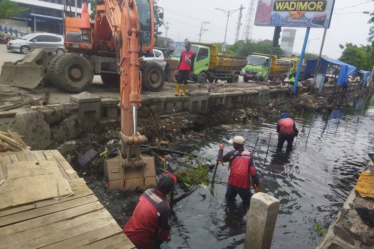Pemerintah Kota (Pemkot) Semarang terus melakukan berbagai upaya untuk mengentaskan persoalan banjir dan rob dengan menjadikan dua persoalan tersebut sebagai prioritas.