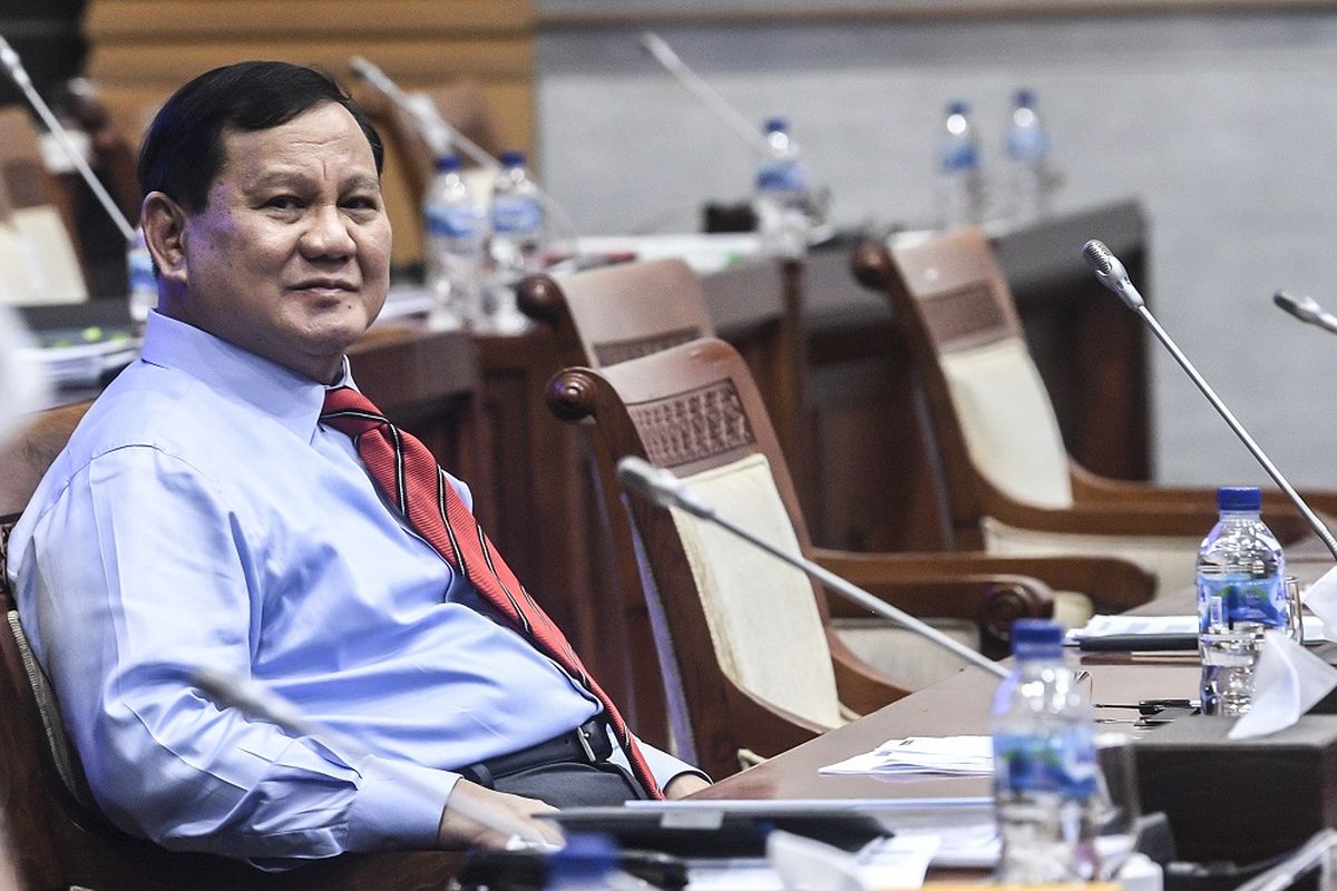 Menhan Prabowo Subianto bersiap mengikuti rapat kerja dengan Komisi I DPR di Kompleks Parlemen, Senayan, Jakarta, Rabu (2/6/2021). Rapat tersebut beragendakan pembahasan anggaran dan rencana pembelian alat utama sistem persenjataan atau alutsista yang menelan anggaran hingga Rp1.750 triliun. ANTARA FOTO/Muhammad Adimaja/NZ. 
