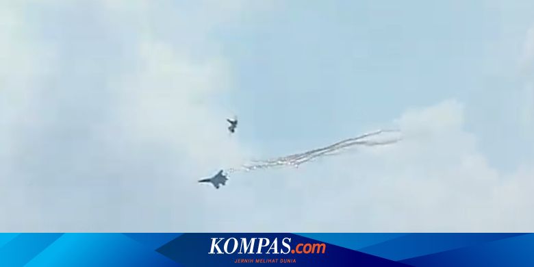 Dua F-16 "Dogfight" dengan Sukhoi saat Meriahkan HUT TNI