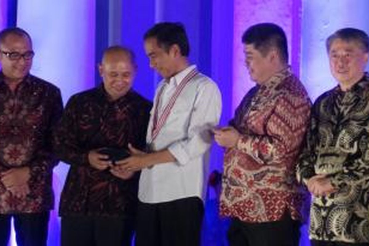 Sebuah medali emas diberikan ke Gubernur DKI Jakarta Joko Widodo pada saat acara peresmian revitalisasi Kota Tua, Jakarta Barat, pada Rabu (13/3/2014) malam. 