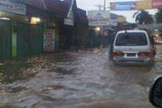 Banjir Rendam Jalan Transyogie-Cibubur