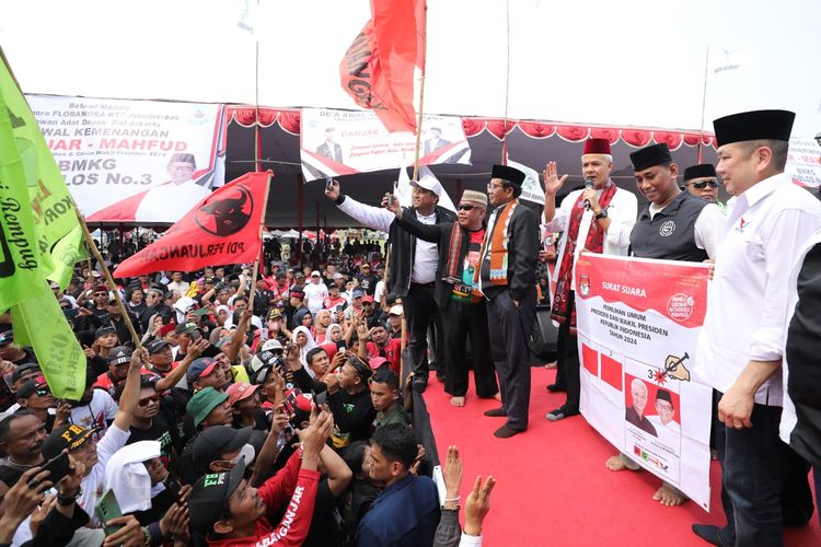 Calon presiden dan wakil presiden nomor urut 3, Ganjar Pranowo-Mahfud MD, menghadiri acara deklarasi dukungan dari Forum Betawi Rempug dan Ikatan Keluarga Madura di kawasan Pulogebang, Jakarta, Sabtu (6/1/2024).