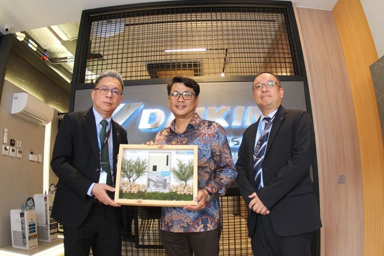 Presiden Direktur PT Daikin Airconditioning Indonesia Ching Khim Hua (kiri), pemilik CV Berkat Jaya Darwin (tengah), dan Direktur PT Daikin Airconditioning Indonesia Shinji Miyata dalam acara pembukaan Daikin Proshop di Pekanbaru, Riau, Senin (19/6/2023). 