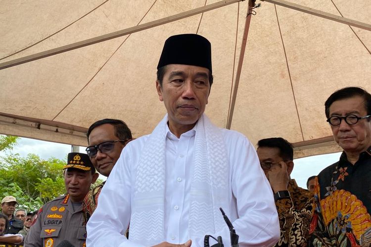 Presiden Joko Widodo atau Jokowi (baju putih) saat kick off penyelesaian non-yudisial pelanggaran HAM berat masa lalu di Rumah Geudong, Pidie, Aceh, pada Selasa (27/6/2023).