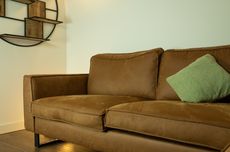 Tips Menghilangkan Minyak dari Furnitur Berbahan Suede