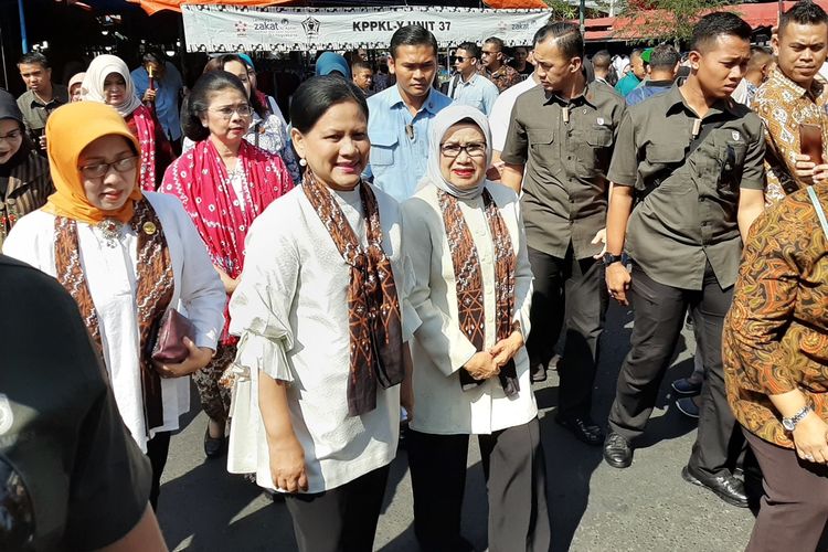 Iriana Joko Widodo bersama Mufidah Jusuf Kalla usai berbelanja di lapak kaos-kaos di sebelah Selatan Pasar Beringharjo. Usai berbelanja di lapak kaos-koas, keduanya berjalan kaki menuju Pasar Beringharjo, Yogyakarta