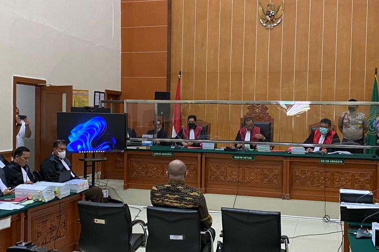 Mantan Kapolda Sumatera Barat Irjen Teddy Minahasa menjadi saksi mahkota di persidangan anak buahnya yakni AKBP Dody Prawiranegara dan Linda Pujiastuti, di PN Jakarta Barat, Rabu (1/3/2023). 